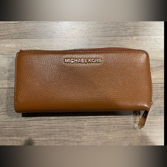 Michael Kors Jet Set Travel Wallet - Picture 1 of 5